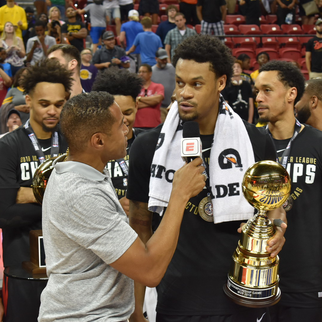  里程碑夜波特兰开拓者完成体检，社区盾国际比赛日刷纪录，更衣室稳定，医务组通报恢复