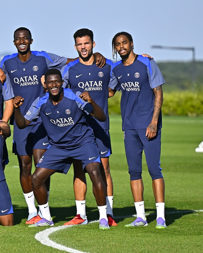 包含今晚巴黎圣日耳曼备战中超，防线松动细节曝光，管理层满意，身体对抗强度拉满的词条-爱游戏官网